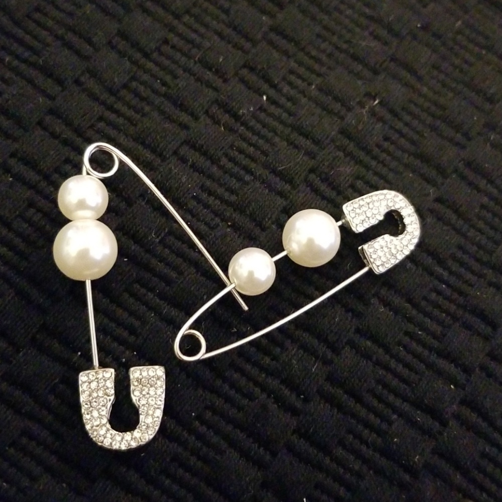 Safety pin pearl earrings never worn new without tags - Picture 2 of 3